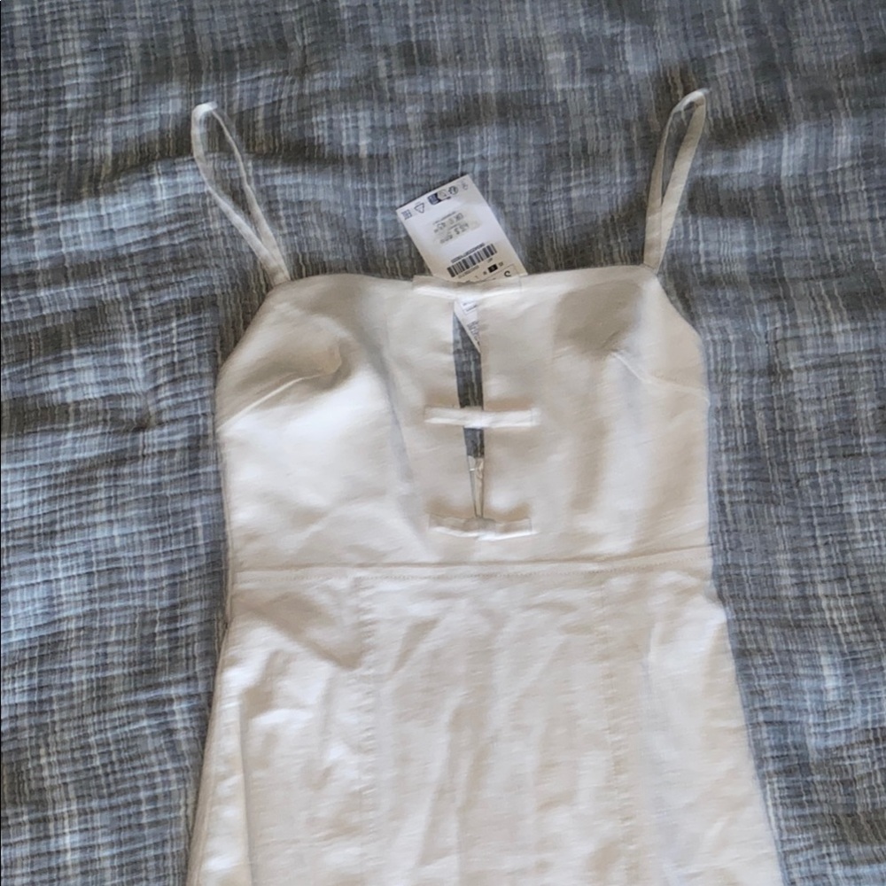 Elegant White Sleeveless Dress